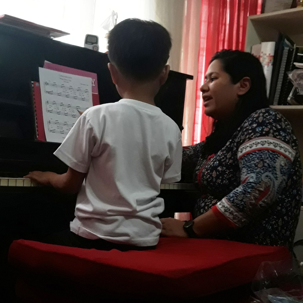 piano lesson with teacher Cel